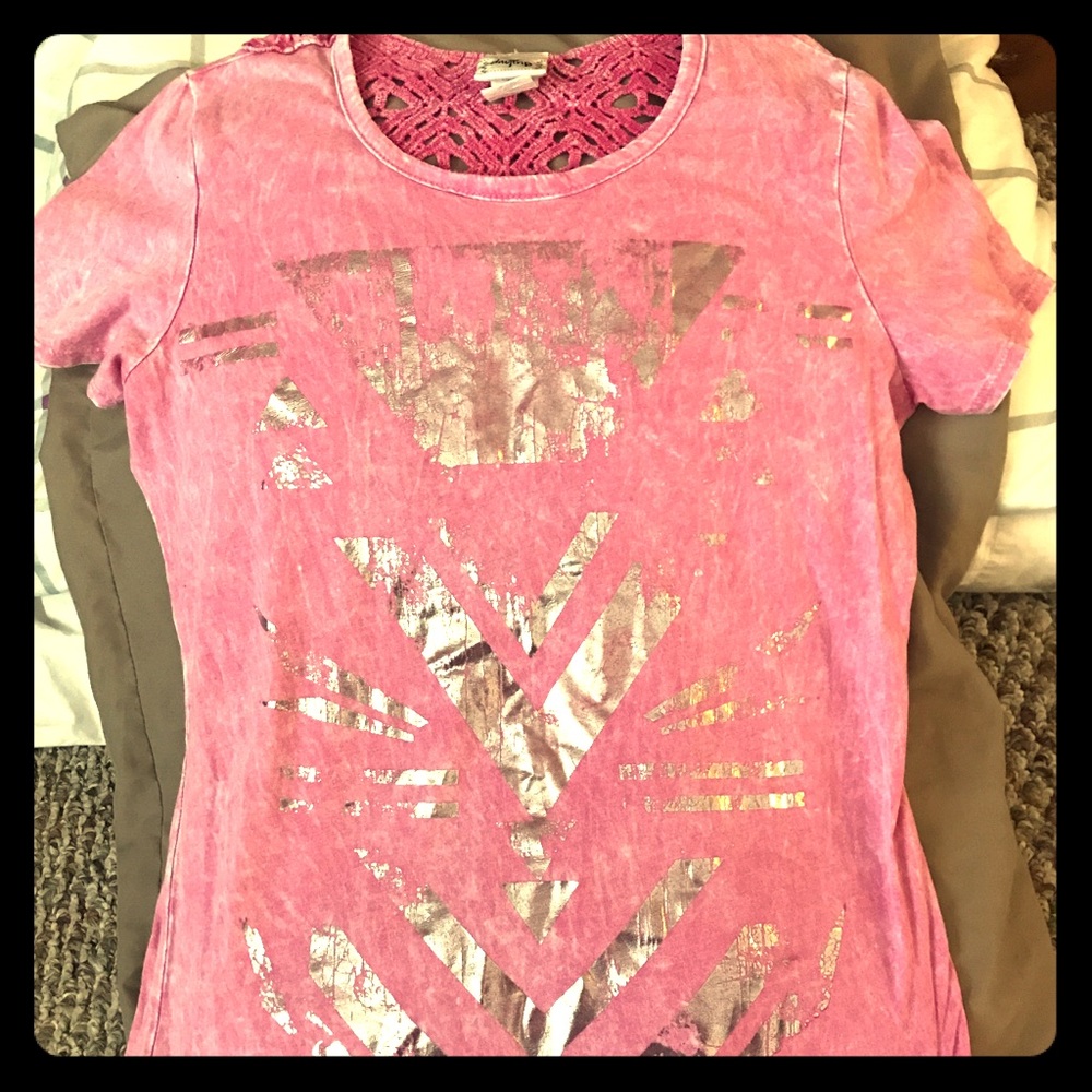 Pink day-trip crochet back tshirt. Size med.